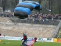 Tobi mit Fahne am Fallschirm