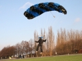 Fallschirmspringer bei der Landung